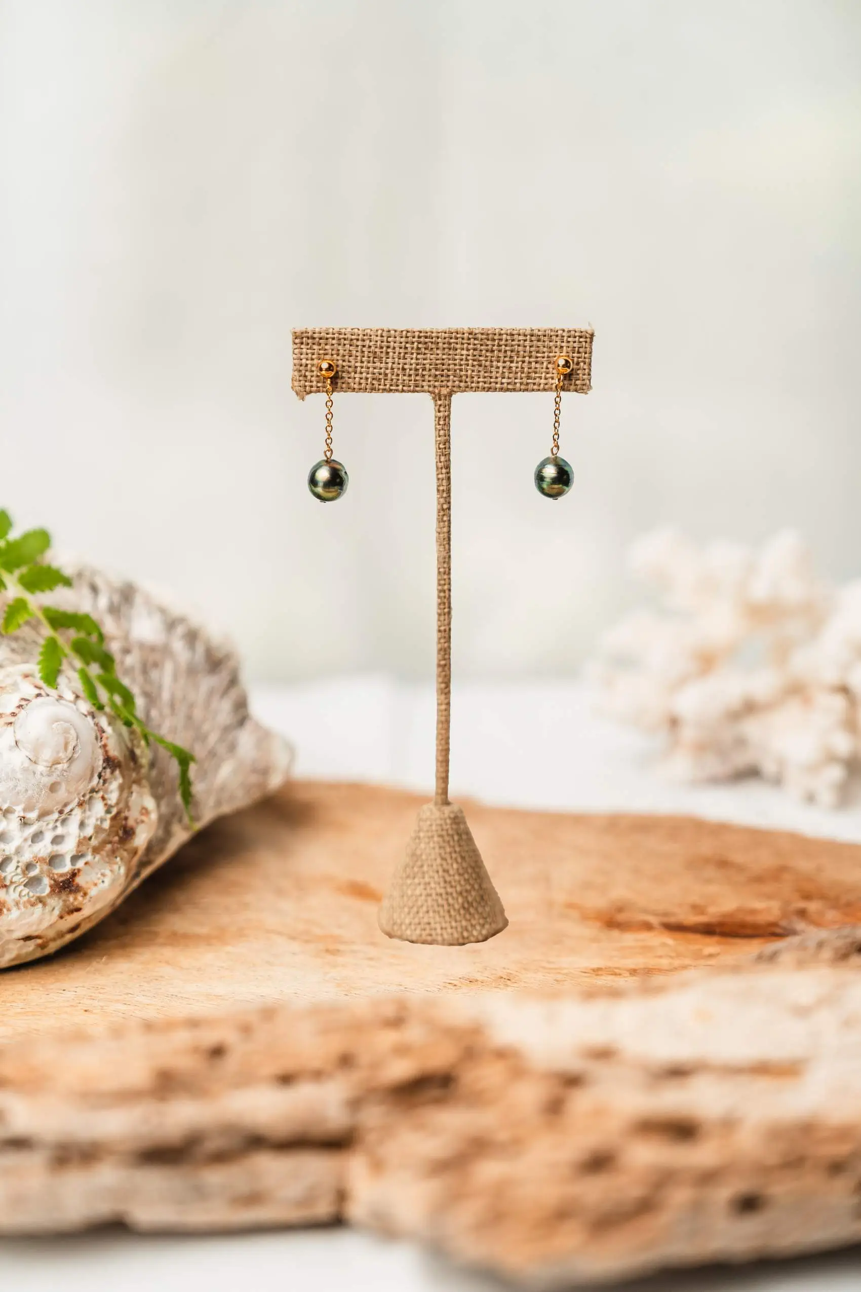 Boucles d'oreilles dorées avec chaînettes et perles de Tahiti