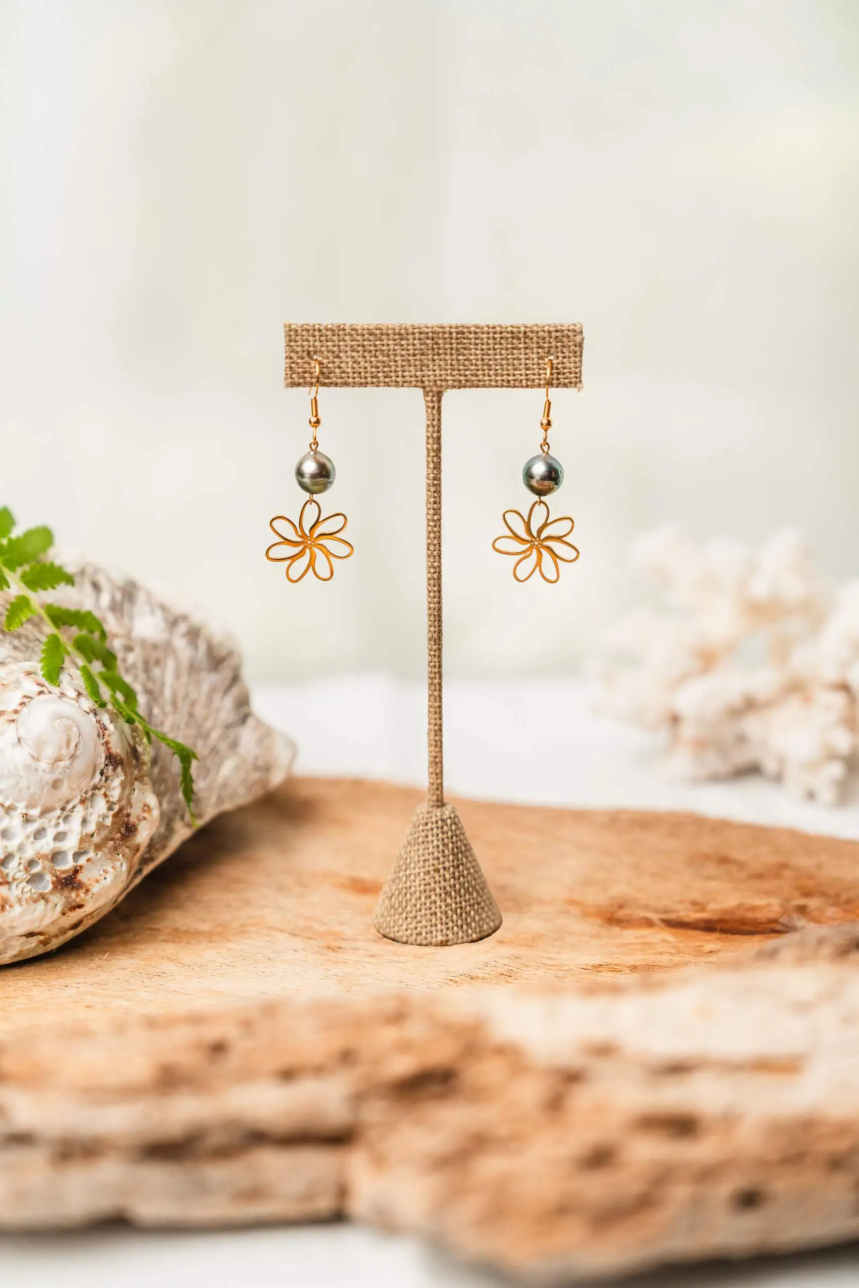 Boucles d'oreilles dorées Fleur de tiare avec perles de Tahiti