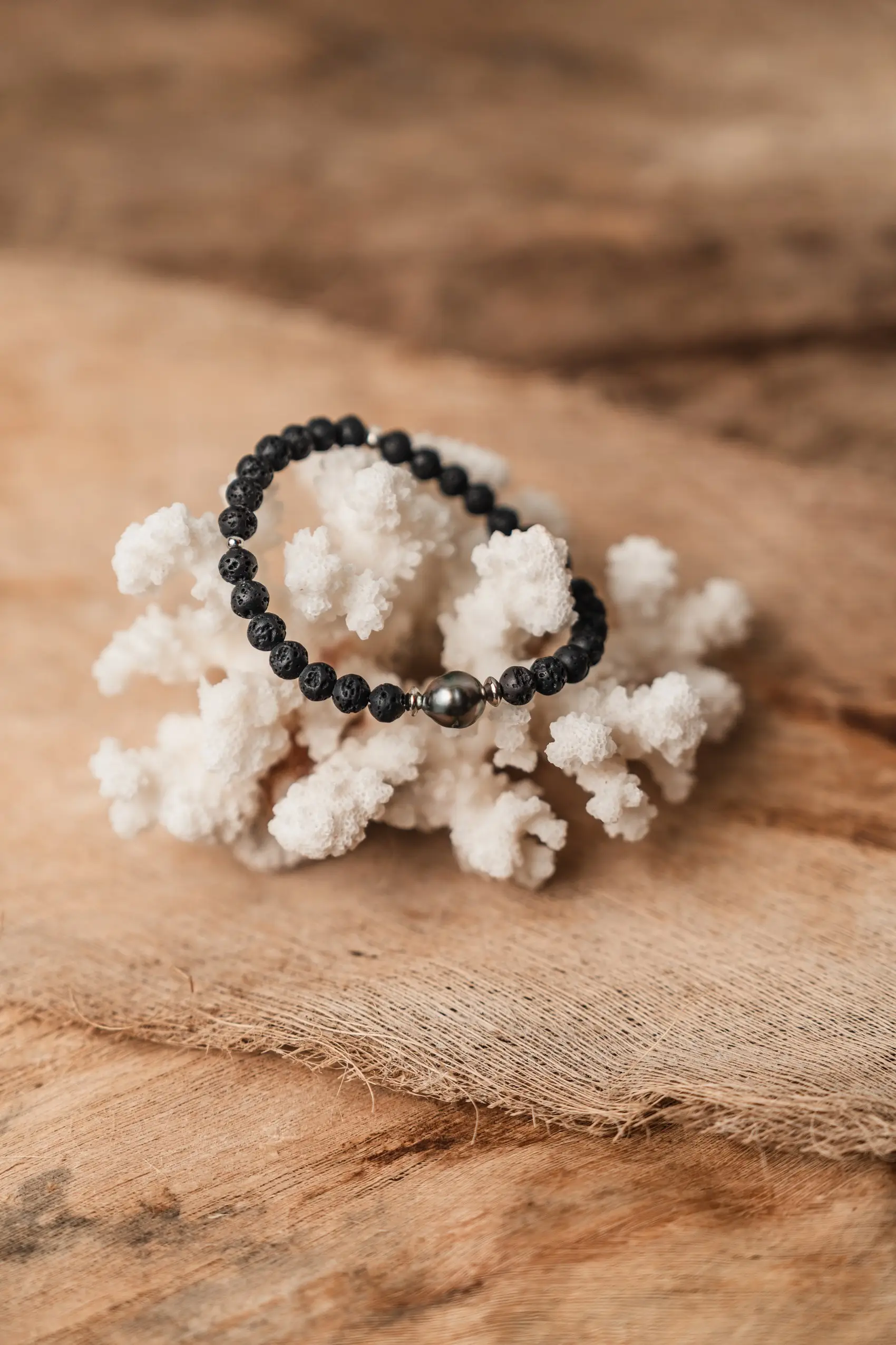 Elastic bracelet lava stone 6mm and Tahitian Pearl