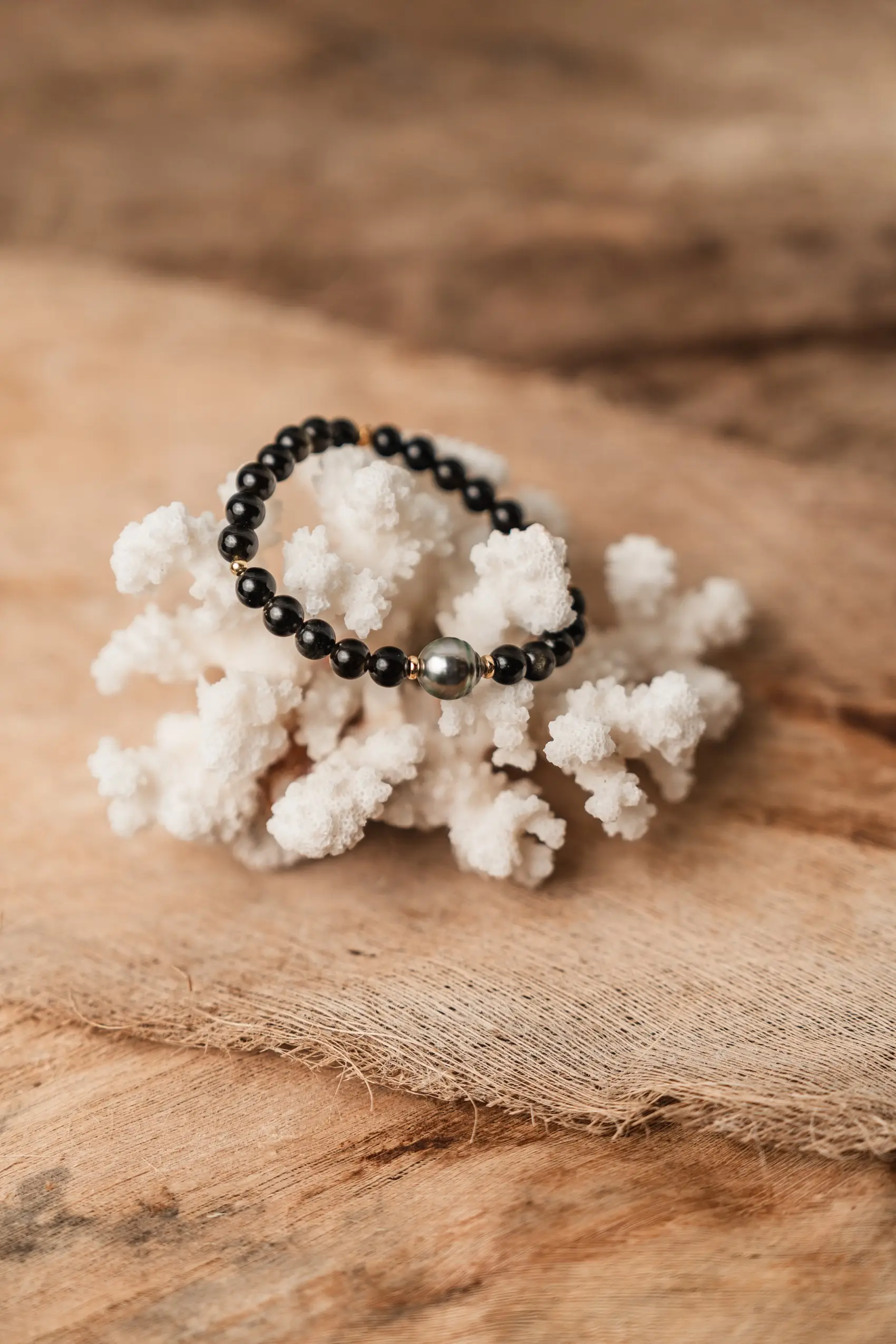 Elastic bracelet with obsidian stone and Tahiti pearl