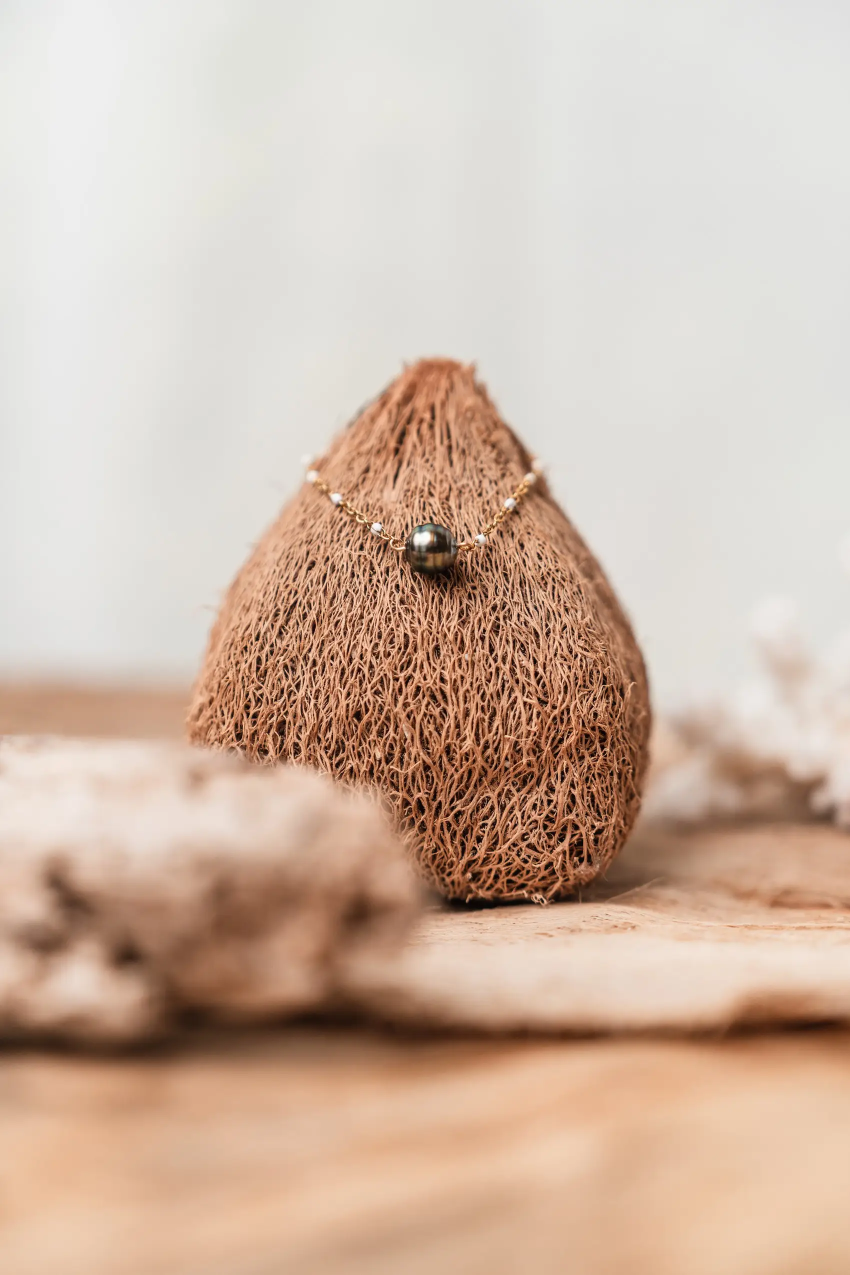 Single gold chain bracelet with white balls and Tahitian pearl