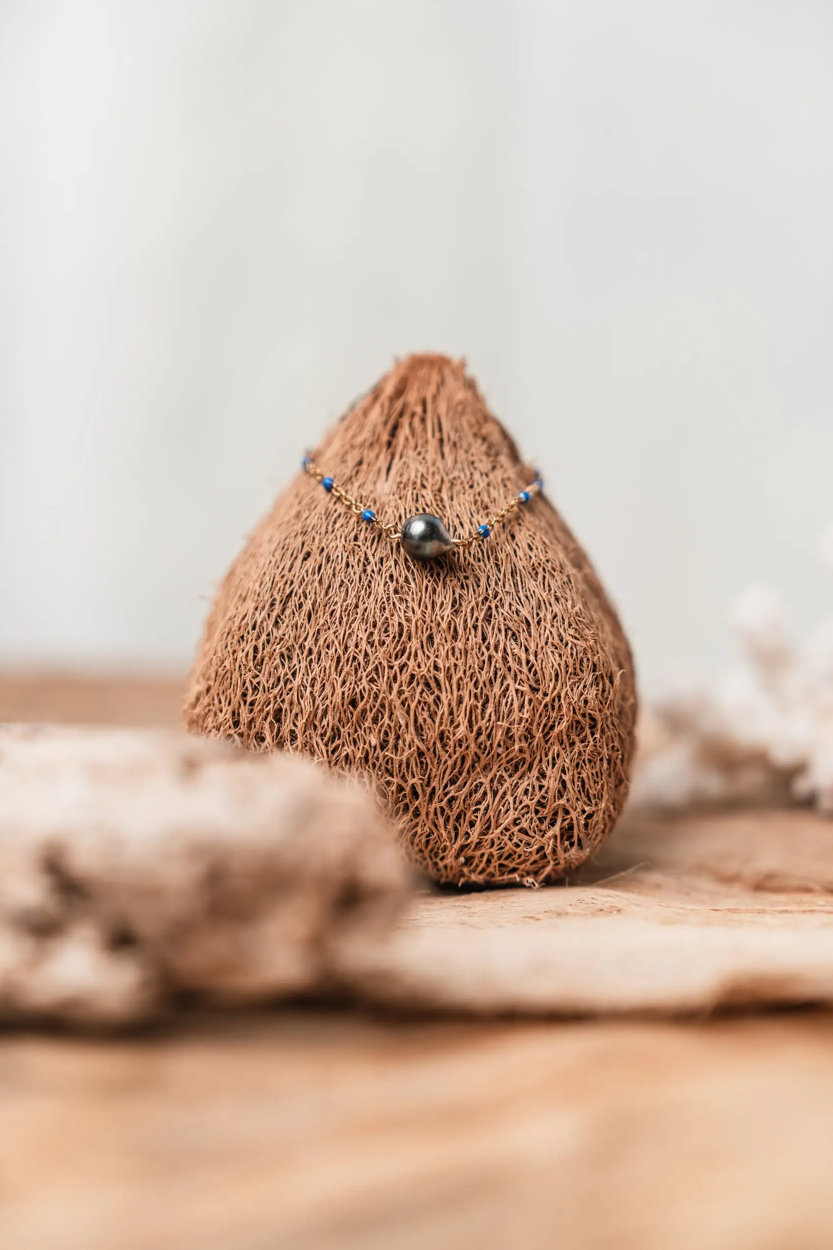 Single gold chain bracelet with blue balls and Tahitian pearl