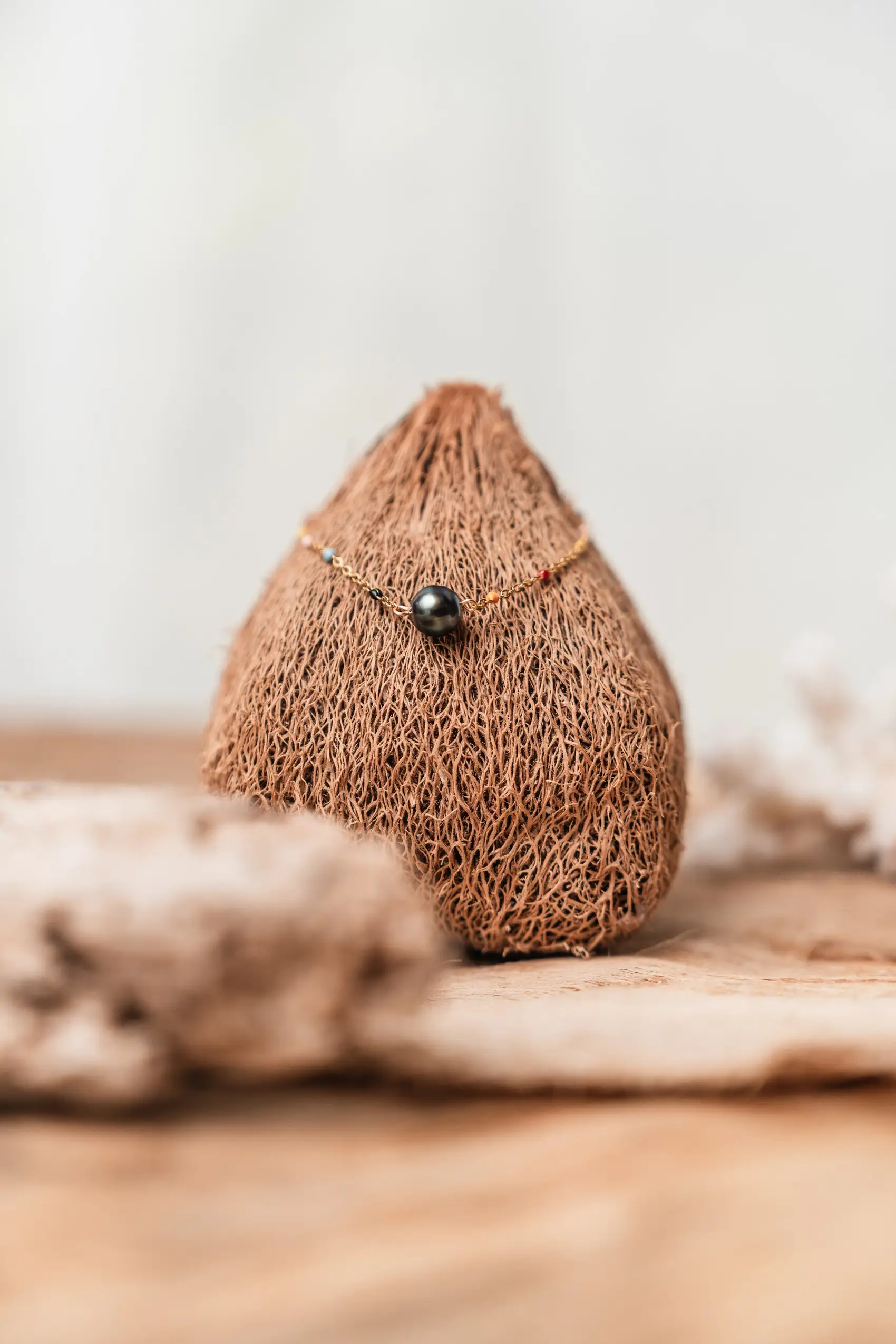 Pulsera sencilla de cadena de oro con bolas multicolores y perla de Tahití