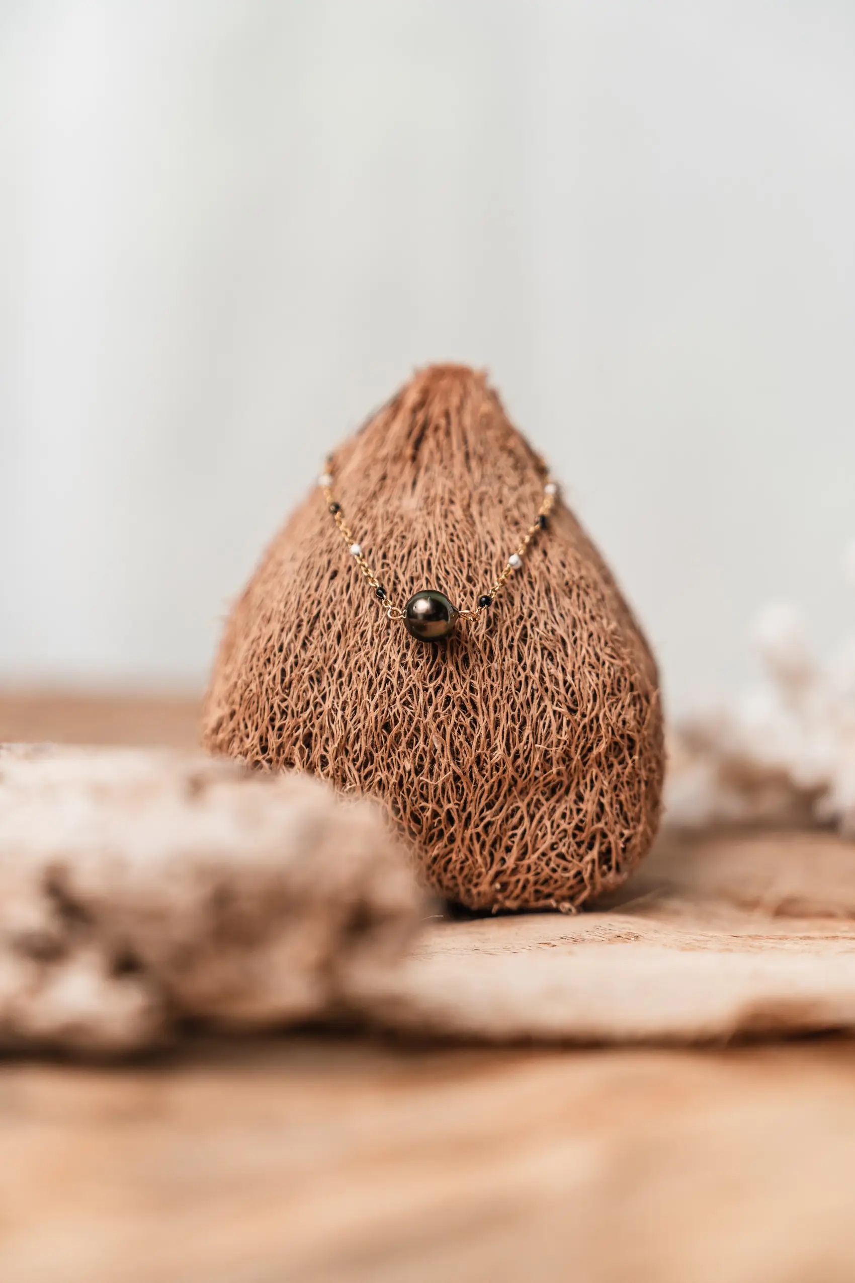 Pulsera sencilla de cadena de oro con bolas blancas y negras y perla de Tahití