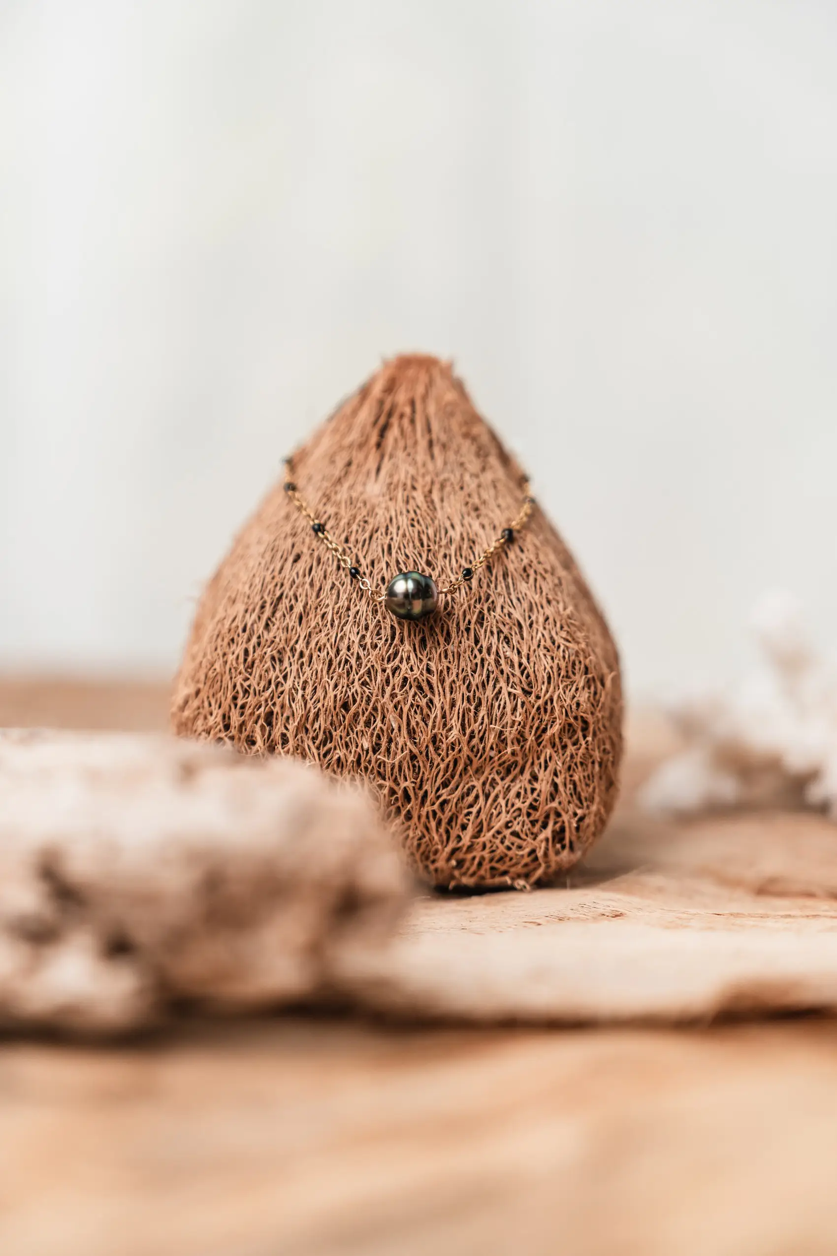 Pulsera sencilla de cadena de oro con bolas negras y perla de Tahití