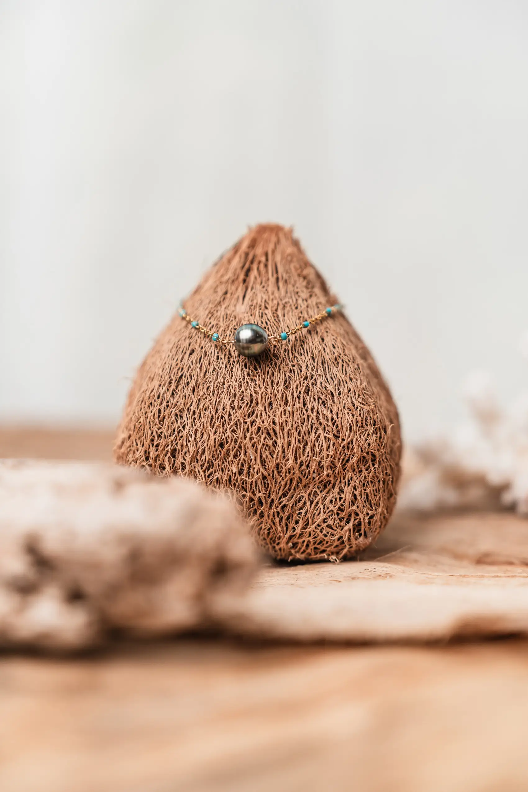 Bracelet simple chaine dorée boules turquoises et Perle de Tahiti