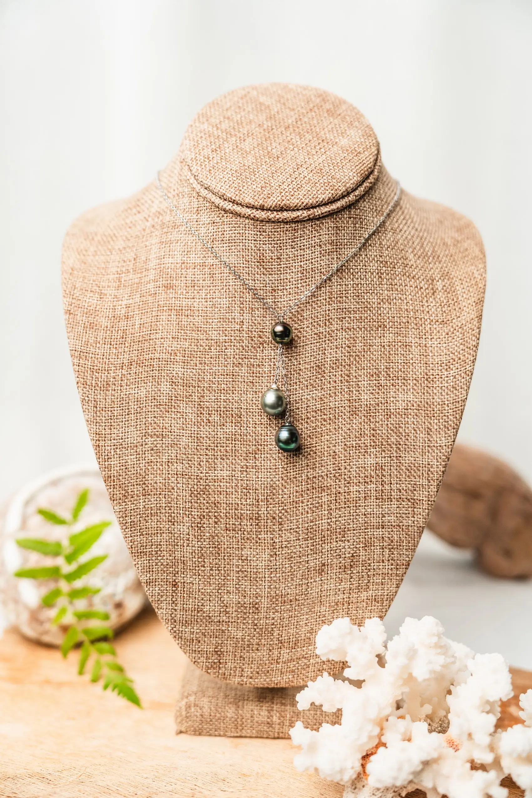 Collier 3 perles de Tahiti décalées chaine argentée