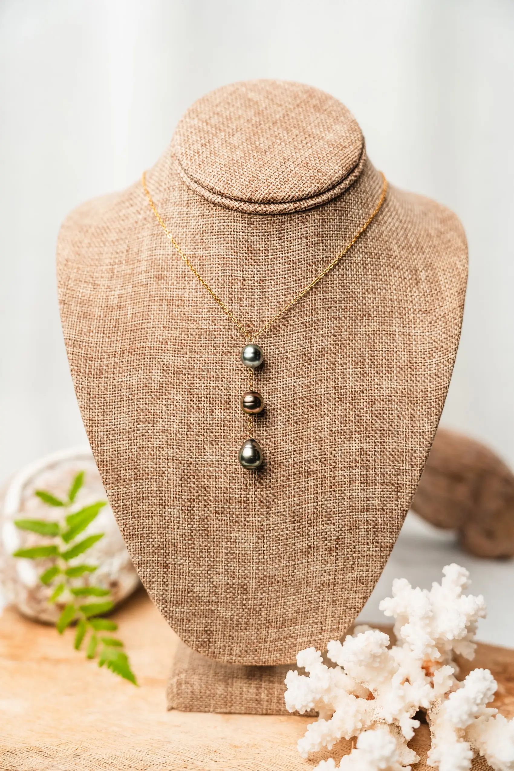 Collier 3 perles de Tahiti en enfilade chaine dorée