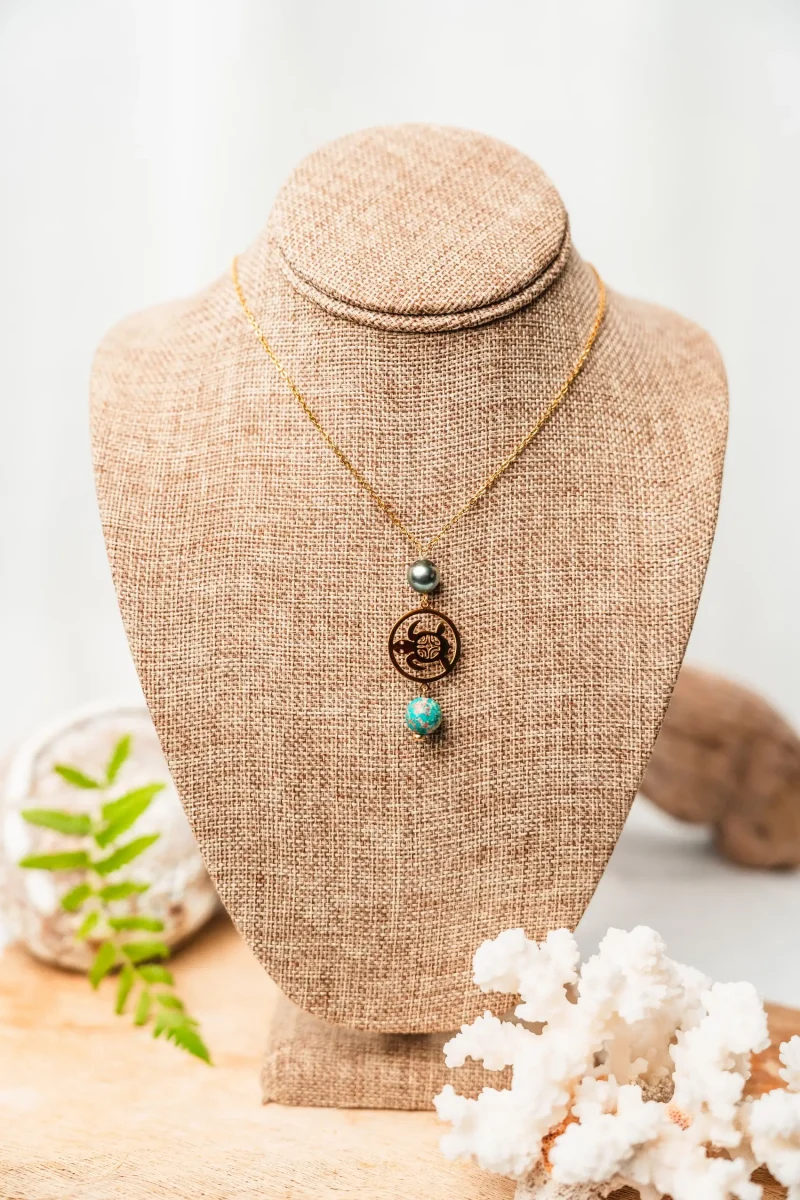 Collier pendentif tortue en acier inoxydable dorée et perle de Tahiti
