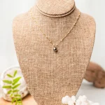 Collier simple perle de Tahiti pendante chaine dorée et boules blanches
