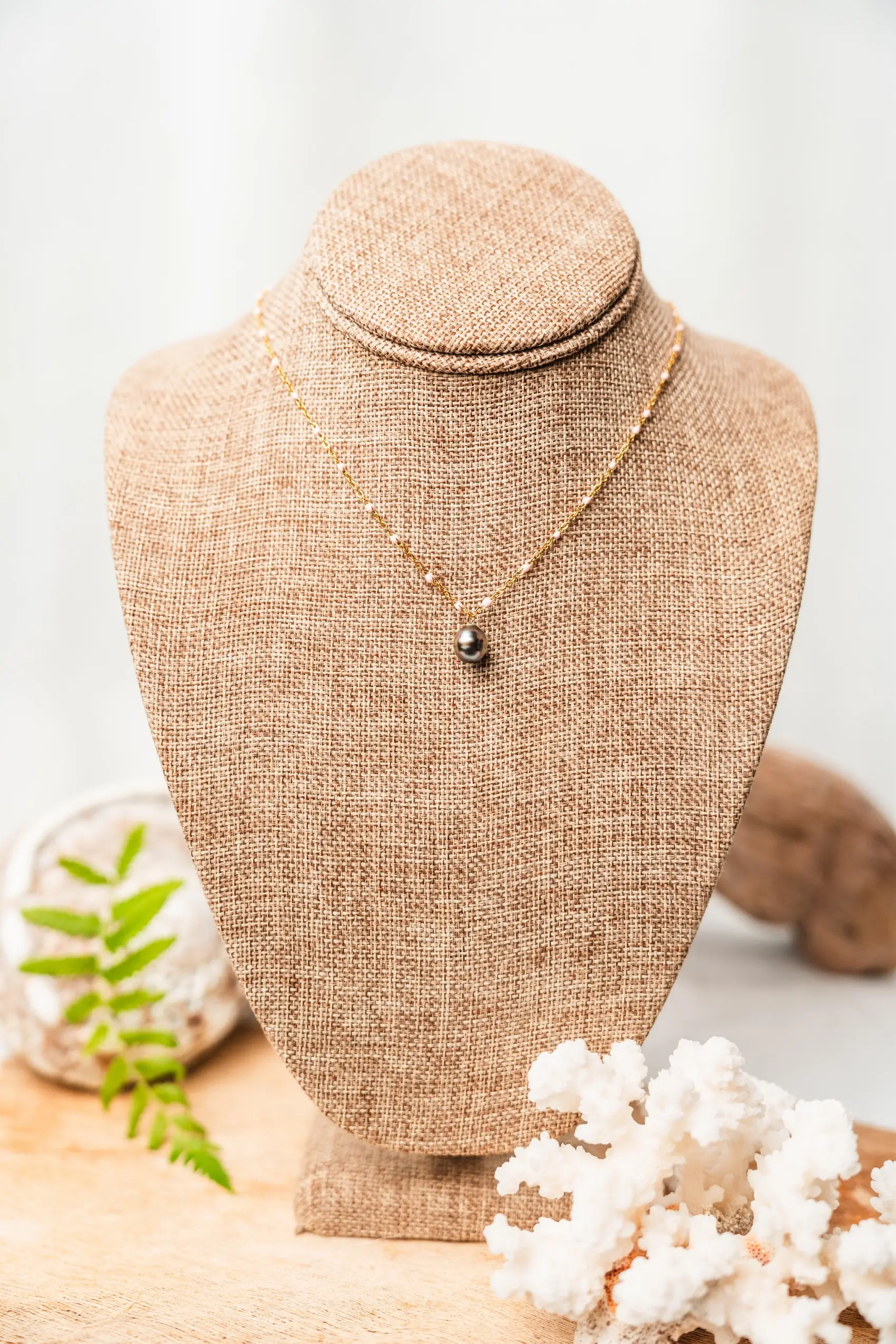 Collier simple perle de Tahiti pendante chaine dorée et boules blanches