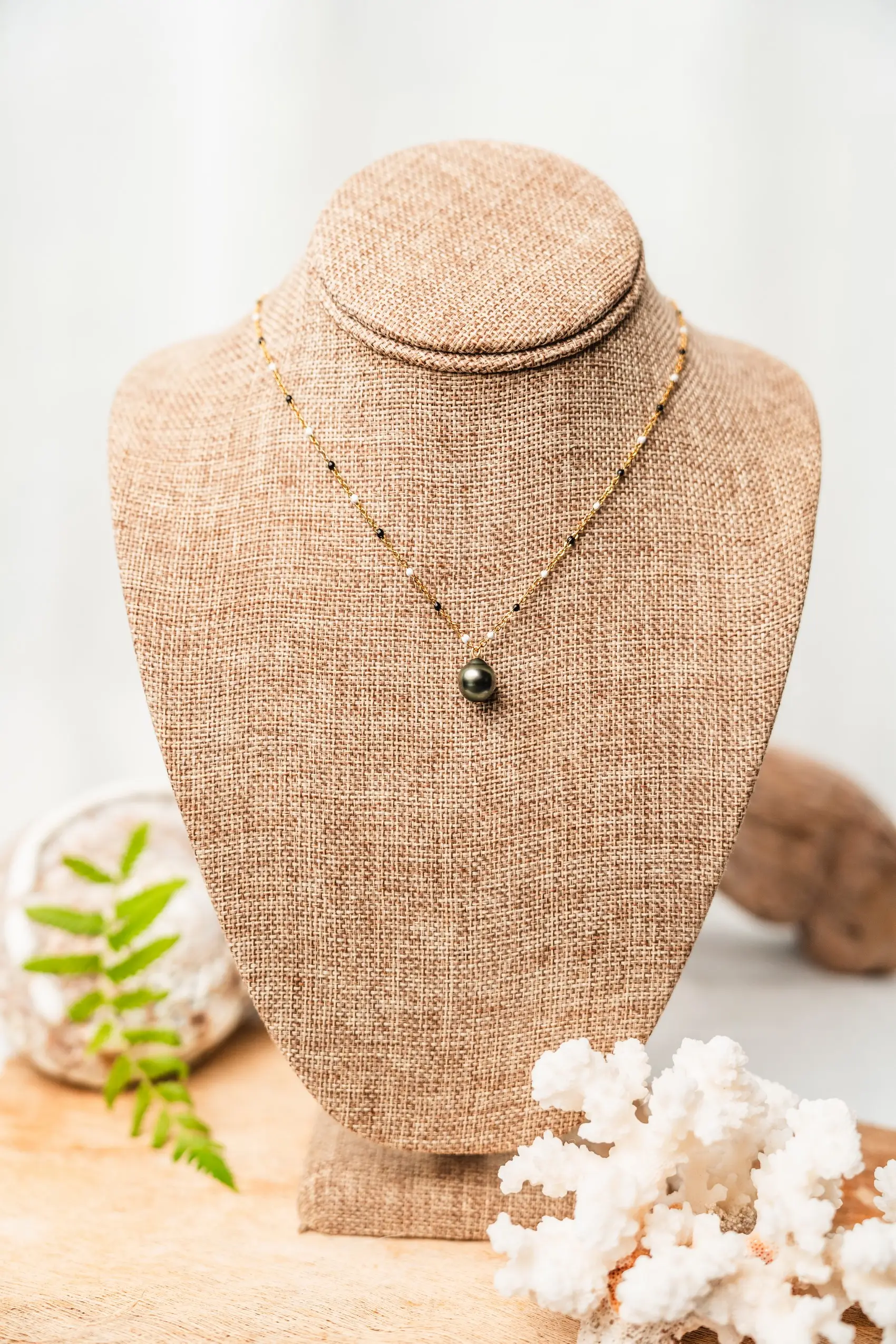 Collier Simple perle de Tahiti pendante chaine dorée et boules noires et blanches
