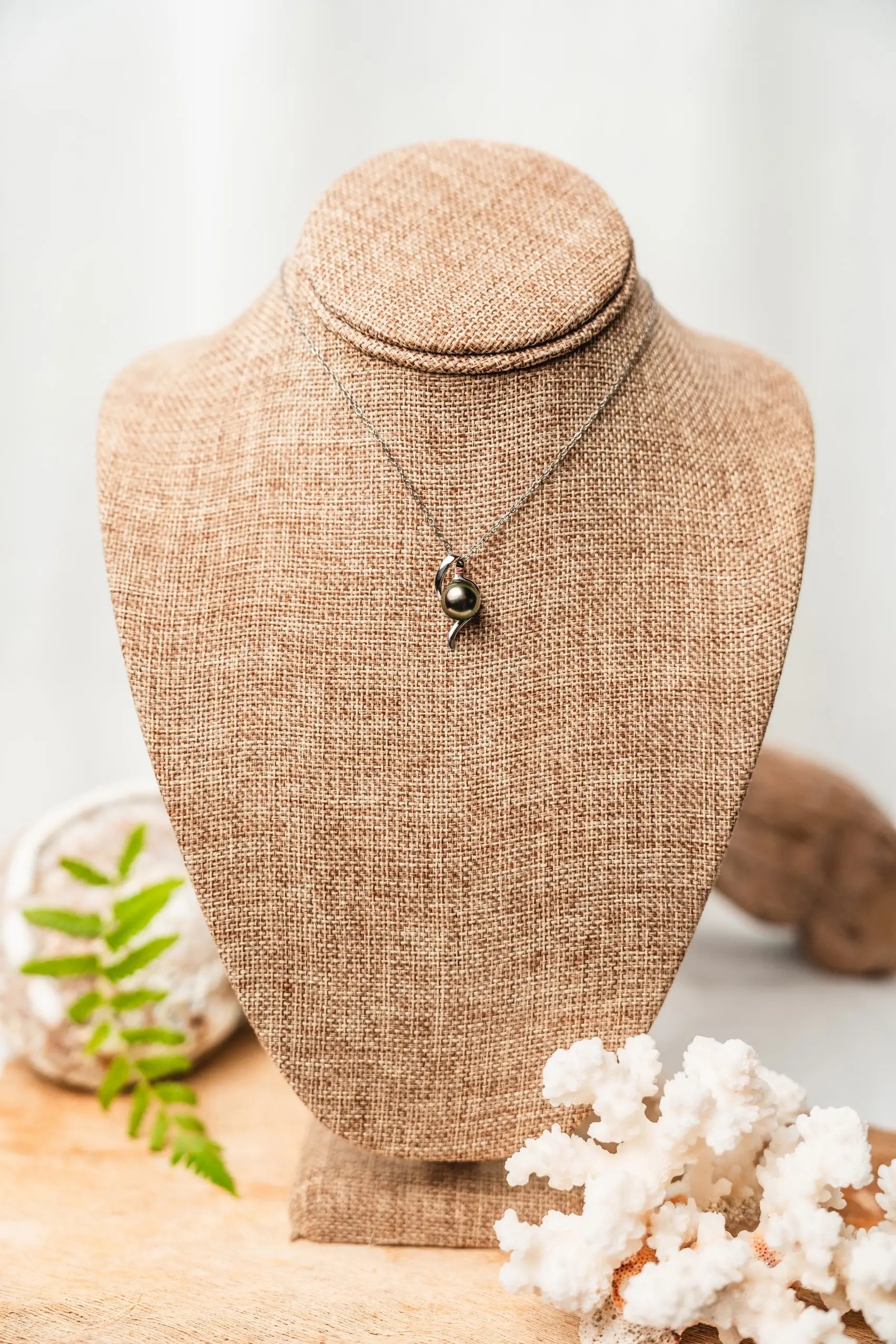 Rhodium-plated 925 silver heart pendant with real Tahitian pearl