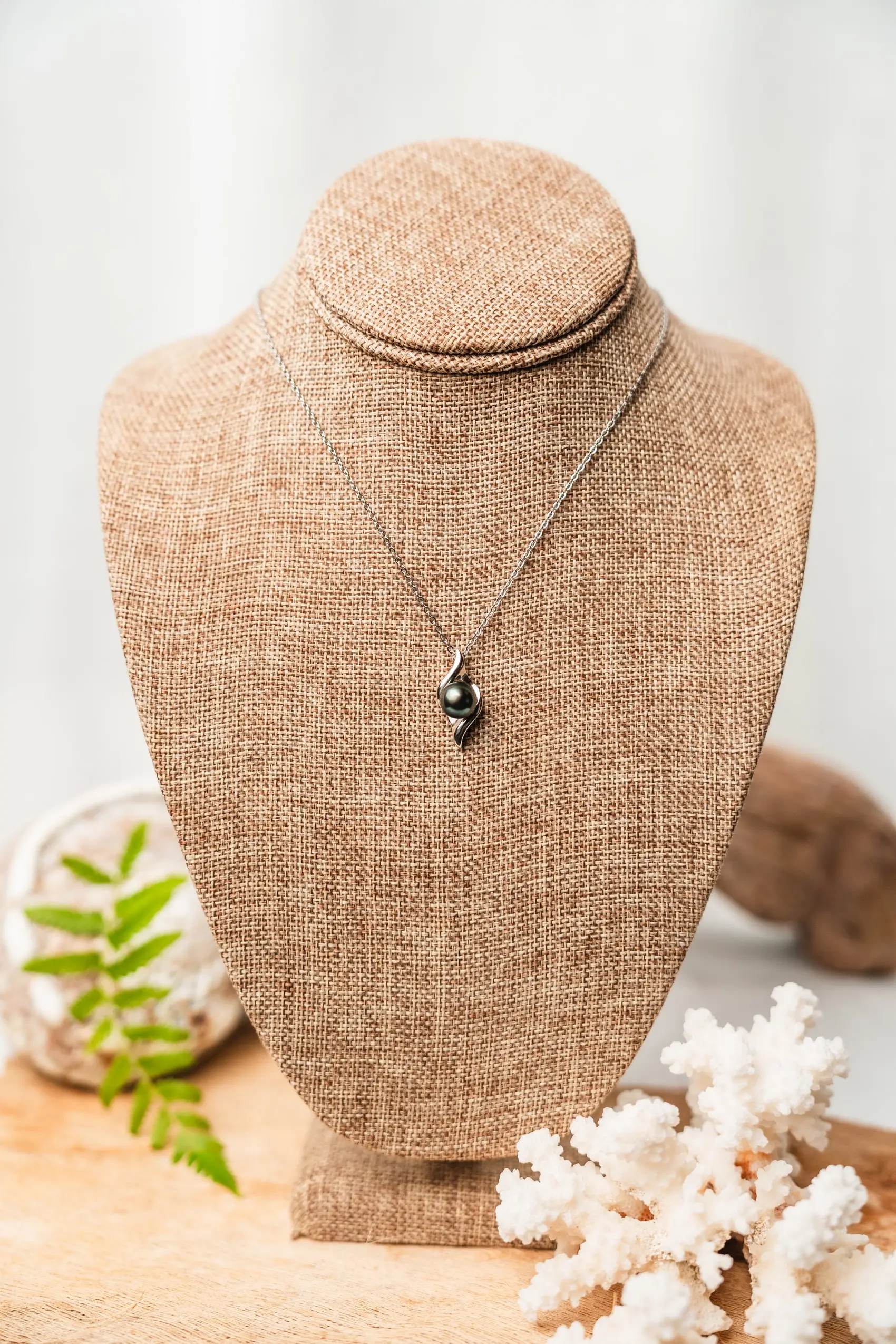 Rhodium-plated 925 silver Flame pendant with real Tahitian pearl