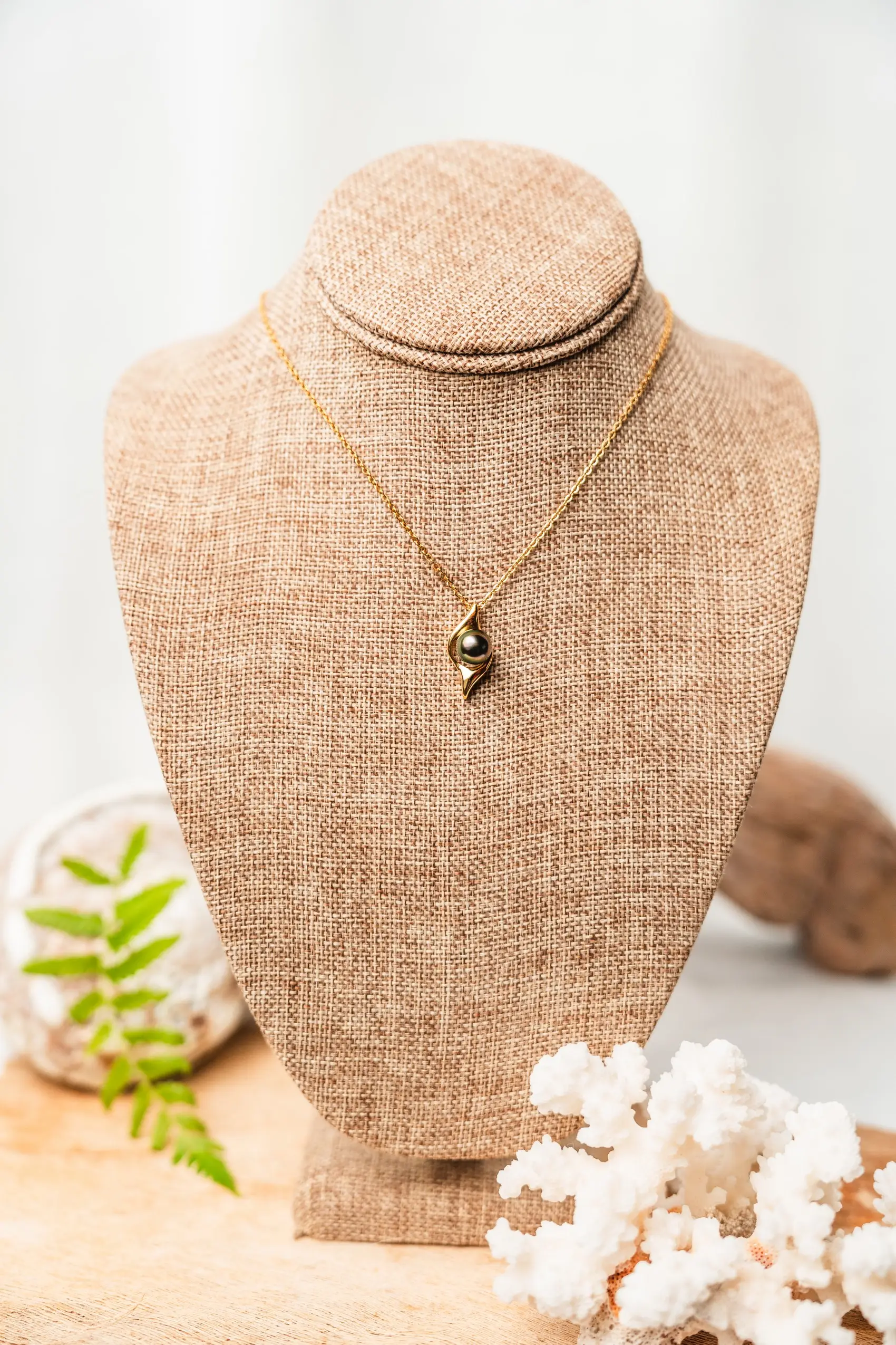 18-carat gold-plated Flame pendant with real Tahitian pearl