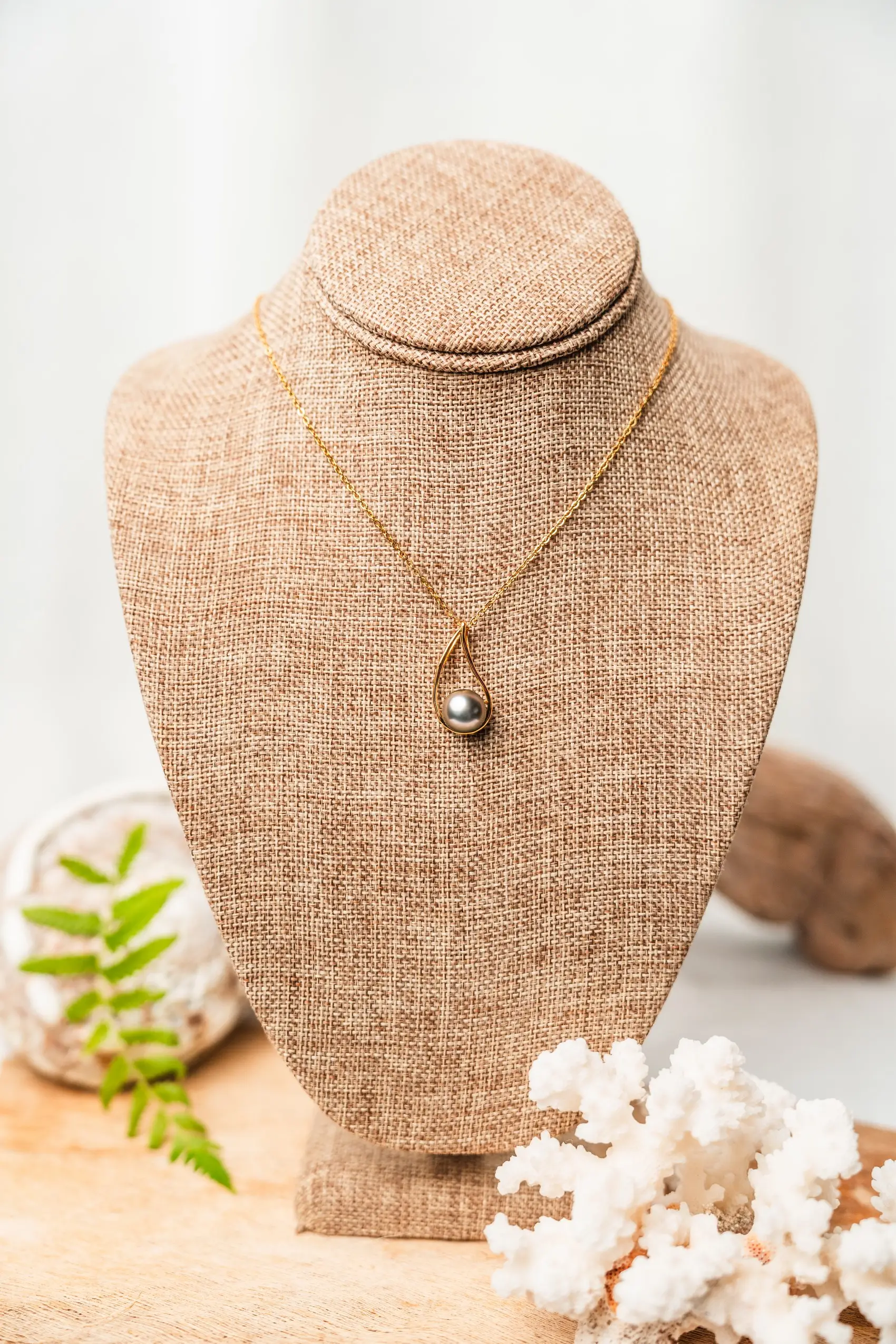 18-carat gold-plated drop pendant with real Tahitian pearl