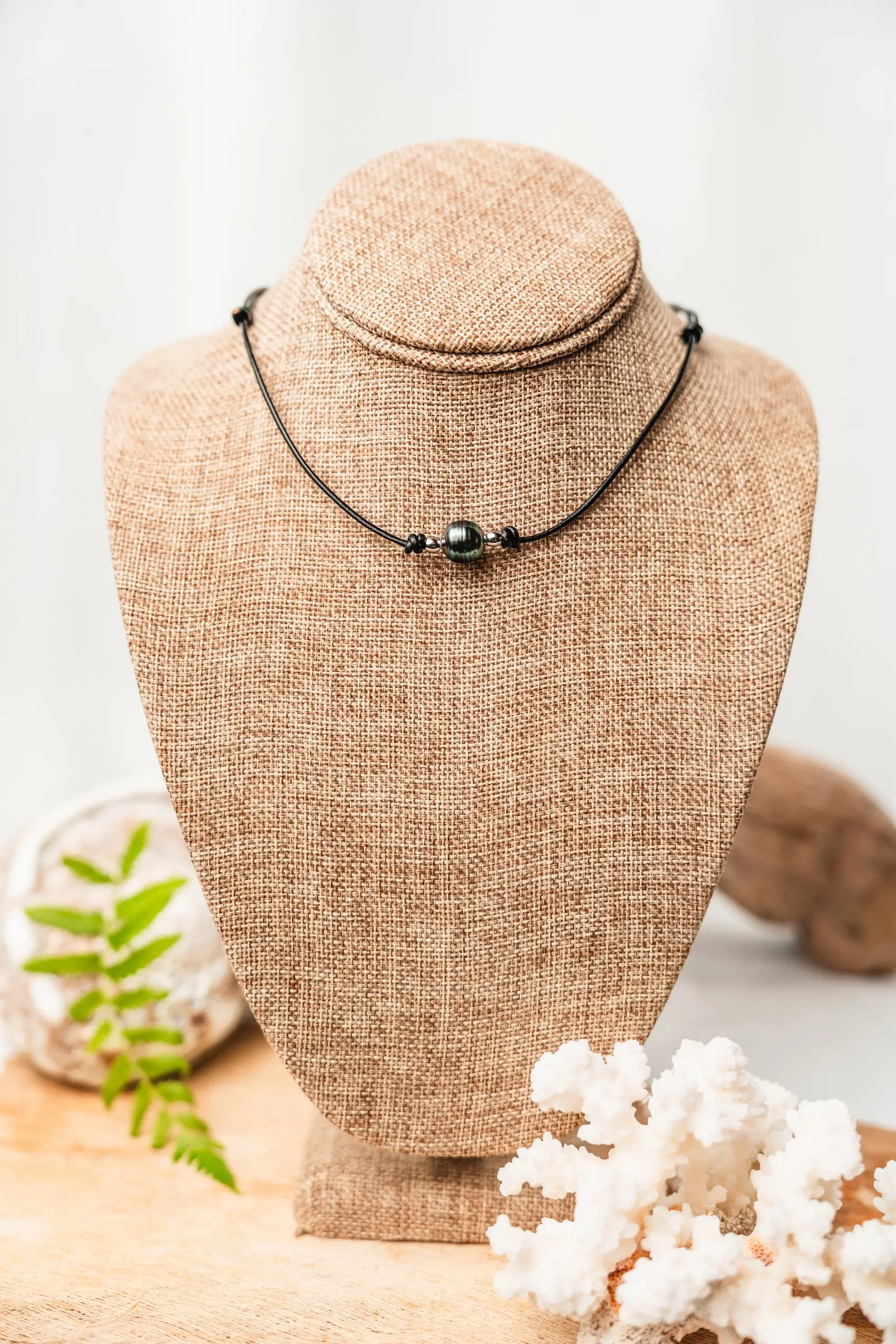 Perle de Tahiti transversant sur collier en cuir ajustable noir